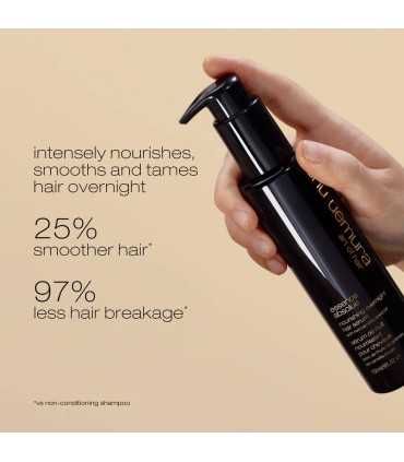 Le sérum de nuit Essence Absolue de Shu Uemura nourrit les cheveux en profondeur pendant le sommeil.